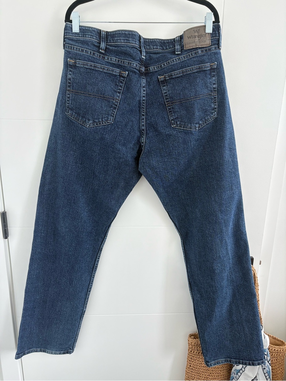 Wrangler Men's 34 x 32 Indigo Relaxed Straight Jeans - GREAT CONDITION!